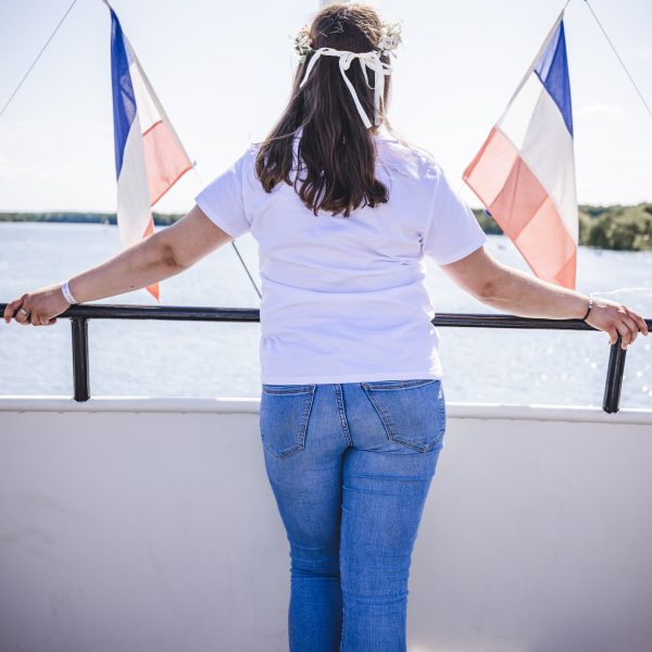 Braut schaut aufs Waßer