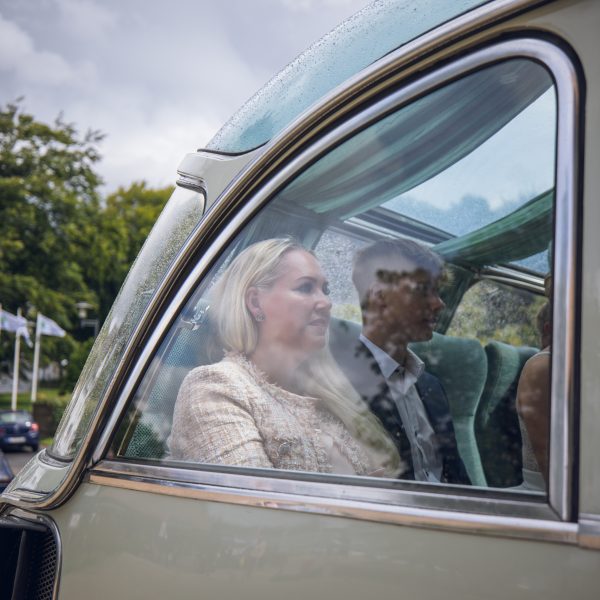 Ein Hochzeitsgast sitzt in einem Bus und warten auf die Fahrt zum Schloss